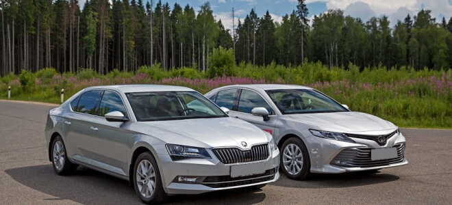 Какой автомобиль лучше: Toyota Camry или Skoda Superb