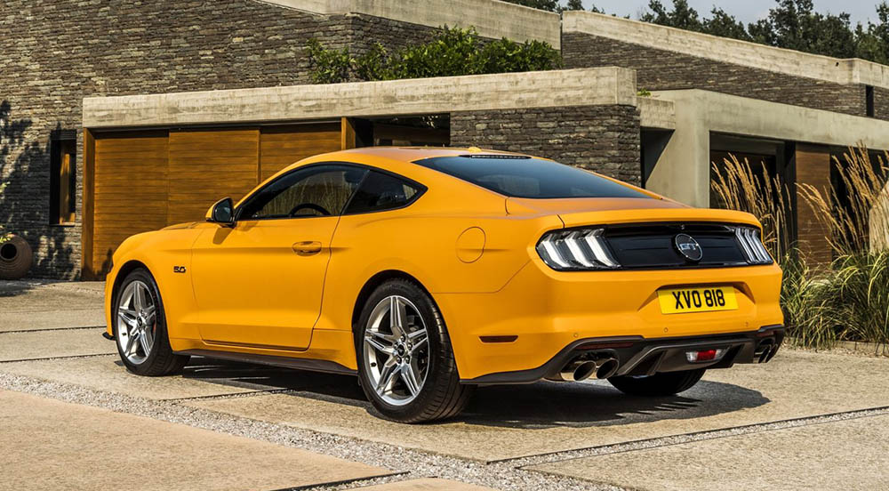 Ford Mustang сзади