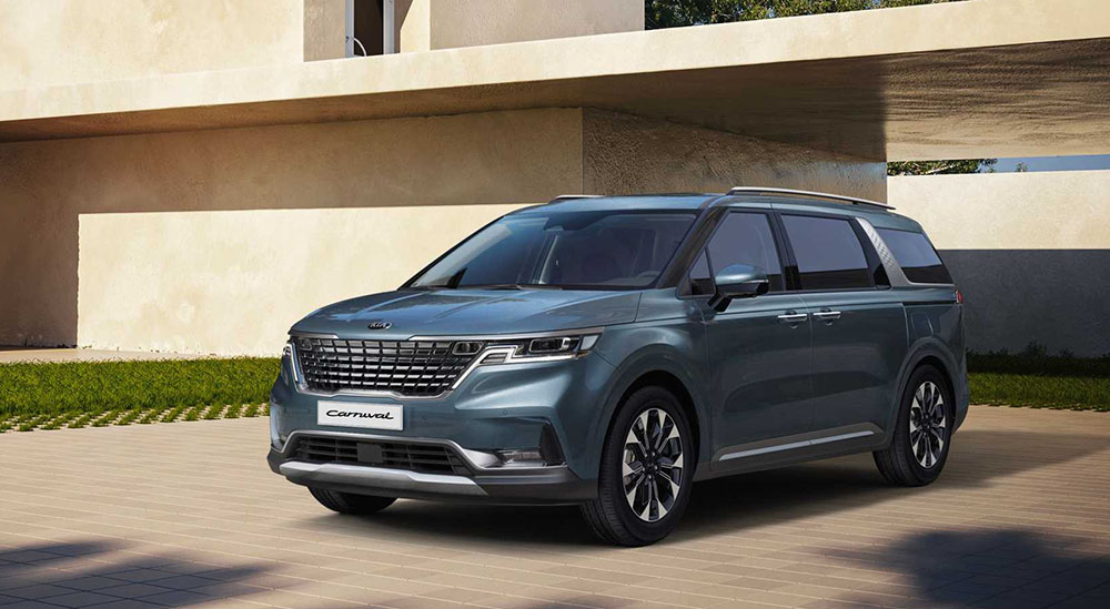 Kia Carnival спереди