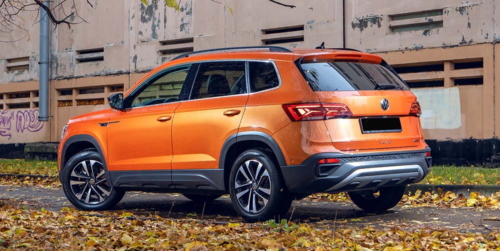 Кроссовер Volkswagen Taos сзади