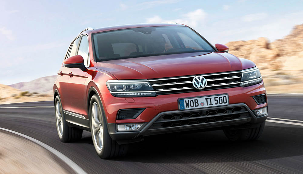 Кроссовер Volkswagen Tiguan на дороге