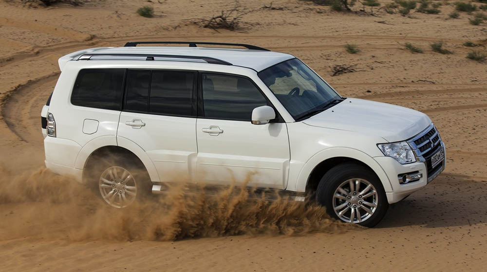 Mitsubishi Pajero на дороге