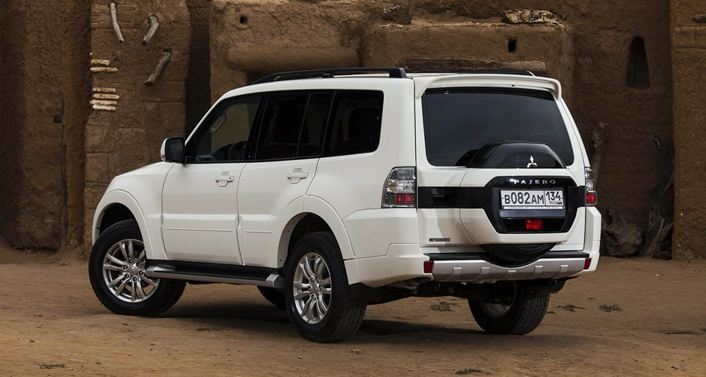 Mitsubishi Pajero сзади