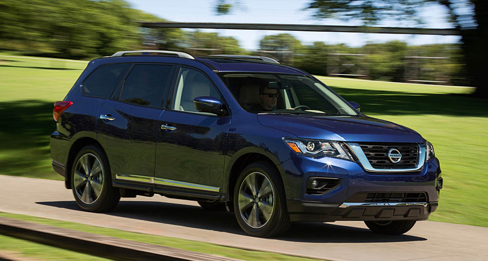 Nissan Pathfinder на дороге