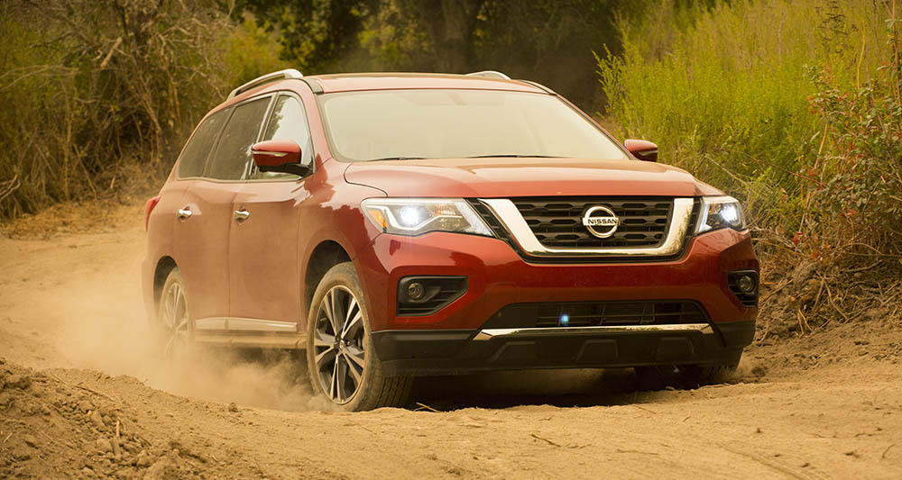 Nissan Pathfinder на дороге