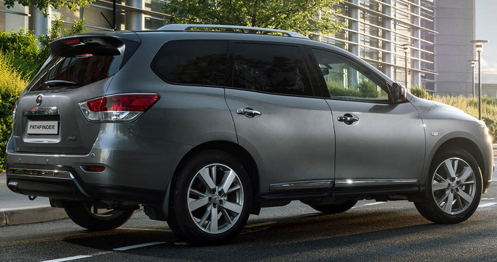 Nissan Pathfinder сзади
