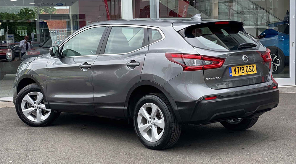 Nissan Qashqai сзади