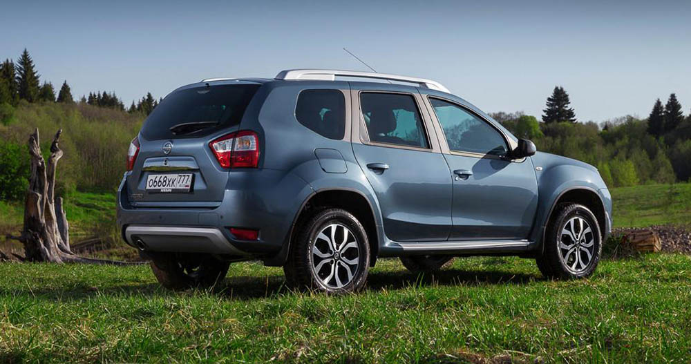 Nissan Terrano сзади