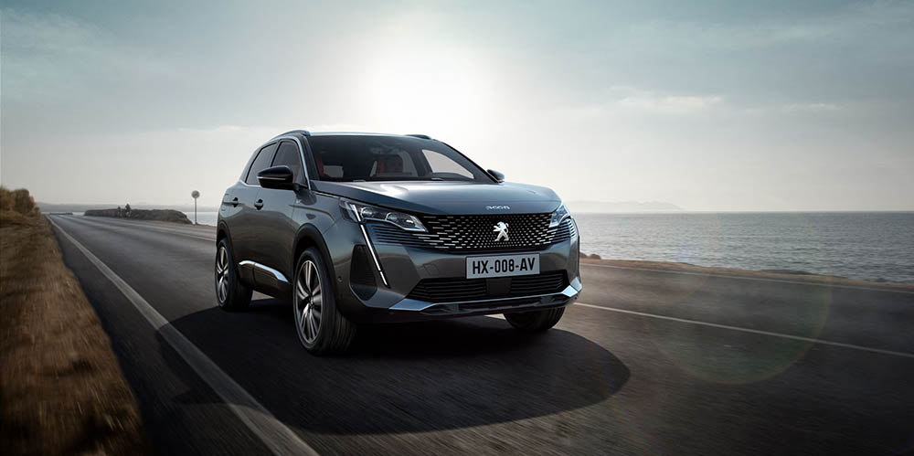 Peugeot 3008 на дороге