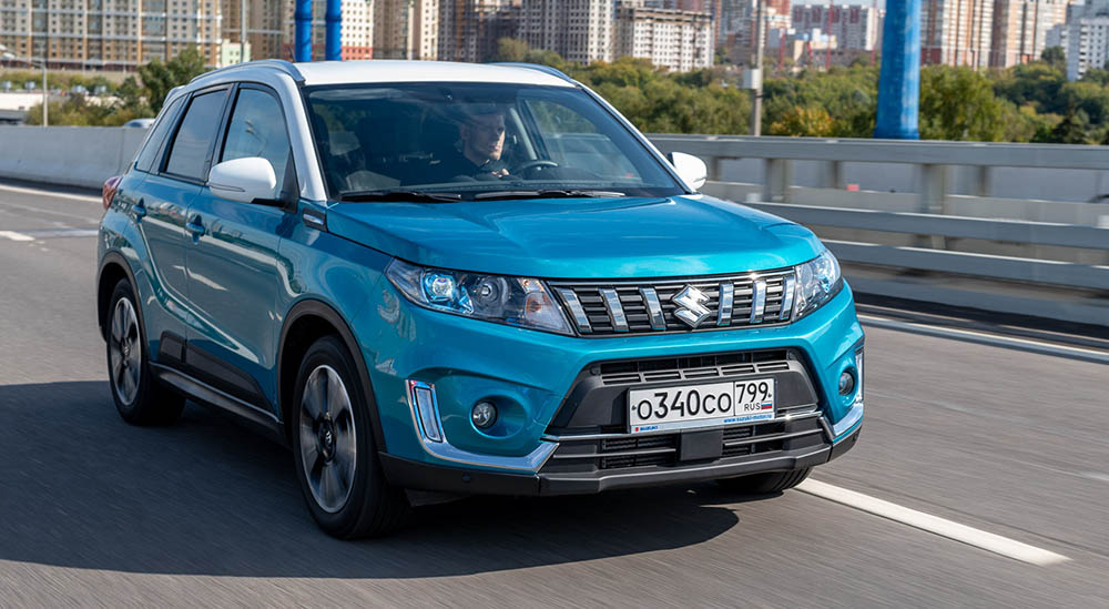 Suzuki Vitara на дороге