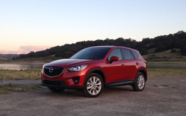 Автомобиль Mazda СХ-5 вобрал всё лучшее от предыдущих поколений