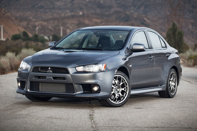 Автомобиль Mitsubishi Lancer имеет агрессивные и динамичные черты