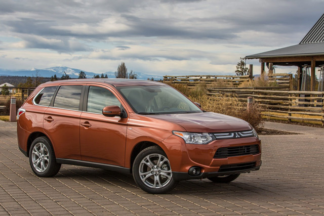 Автомобиль Mitsubishі Outlander сочетает в себе плавные формы и брутальный внешний вид