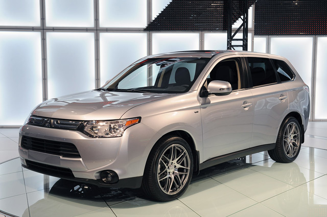Автомобиль Mitsubishi Outlander Автомобиль Mitsubishi Outlander после обновления стал ещё солиднее