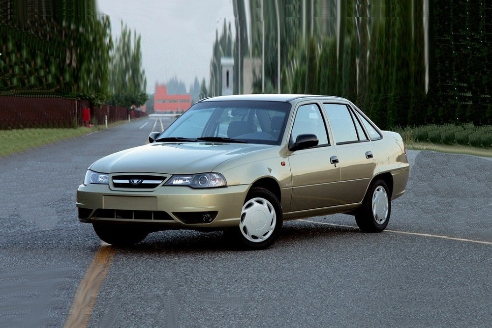 Daewoo Nexia на дороге