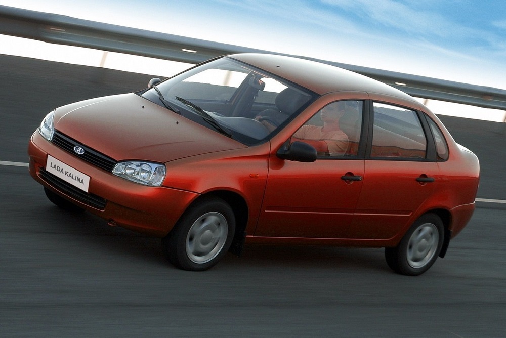 Lada Kalina едет по дороге