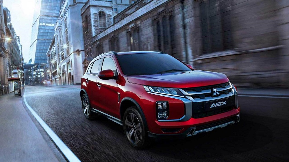 Mitsubishi ASX едет по дороге