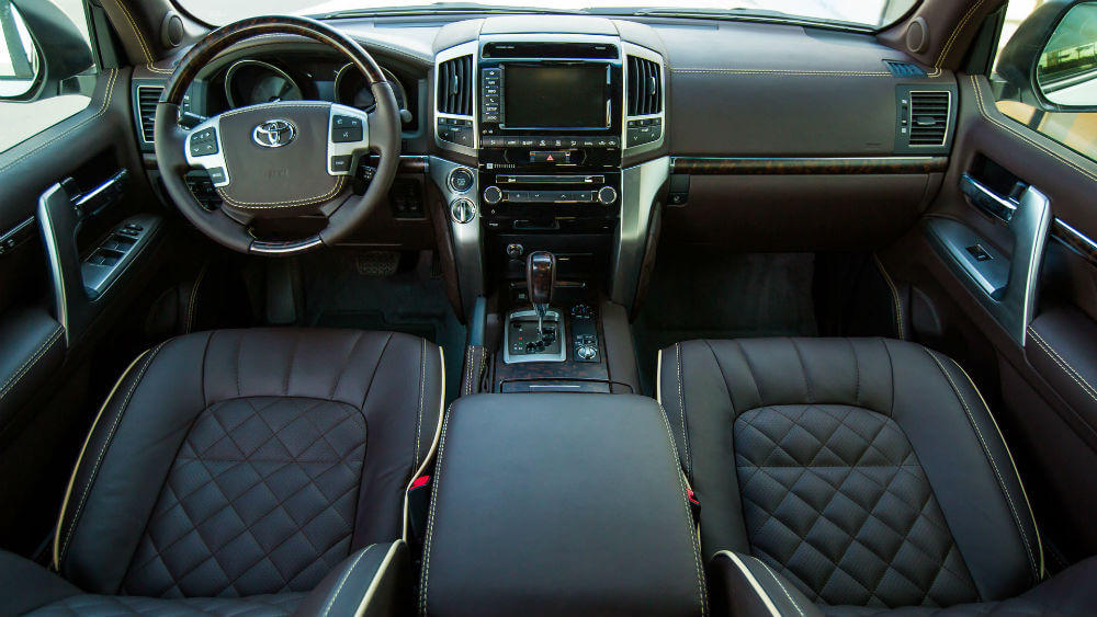 Салон нового Toyota Land Cruiser 200