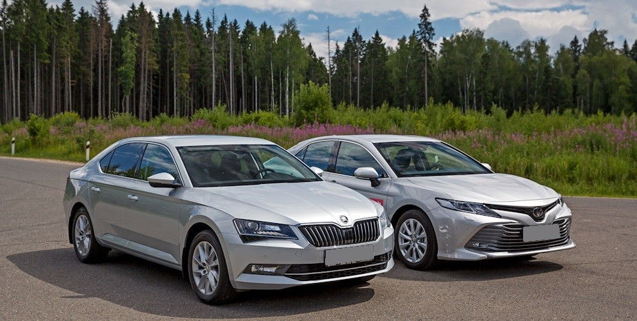 Toyota Camry и Skoda Superb
