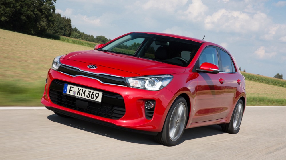 Kia Rio Kia Rio едет по дороге