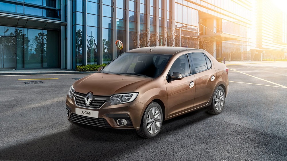 Renault Logan на дороге