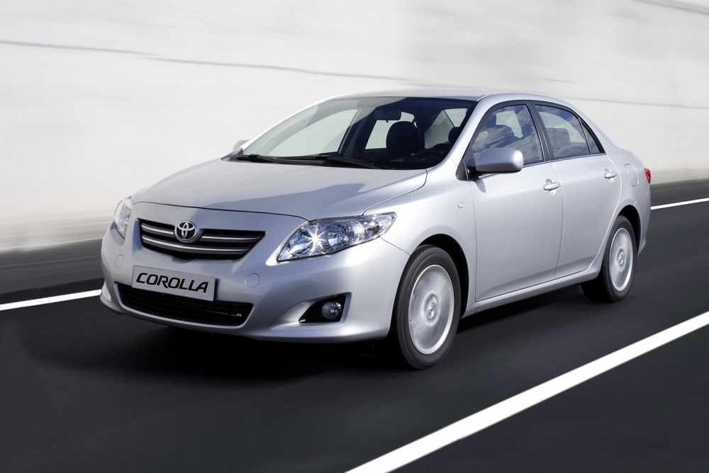 Toyota Corolla Toyota Corolla едет по дороге
