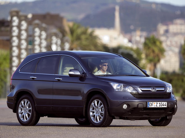 автомобиль Honda CR-V Honda CR-V - автомобиль без внешних излишеств