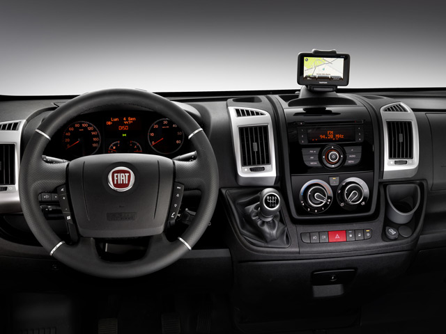 FIAT Ducato салон Оснащенность салона FIAT Ducato позволяет водителю чувствовать себя комфортно в длительной поездке