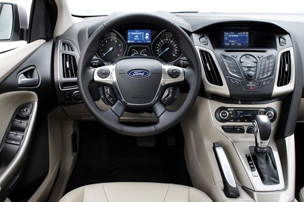 Салон автомобиля Ford Focus можно сравнить с кабиной самолёта