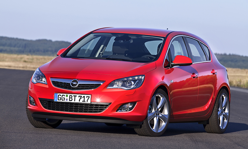 Хэтчбек Opel Astra на трассе