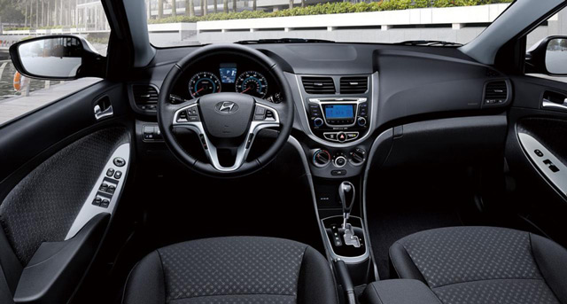 В салоне Hyundai Accent гораздо больше современных элементов
