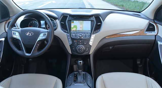 Салон автомобиля Hyundai Santa Fe Салон автомобиля Hyundai Santa Fe отличается наличием системы масса в водительском кресле и вместительным багажником