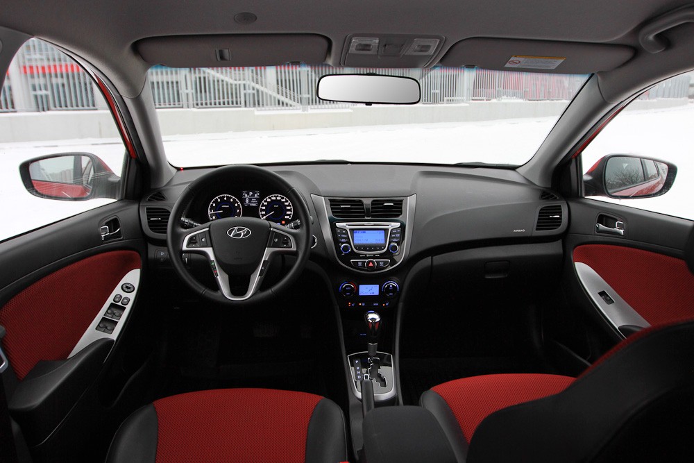 Hyundai Solaris салон красный