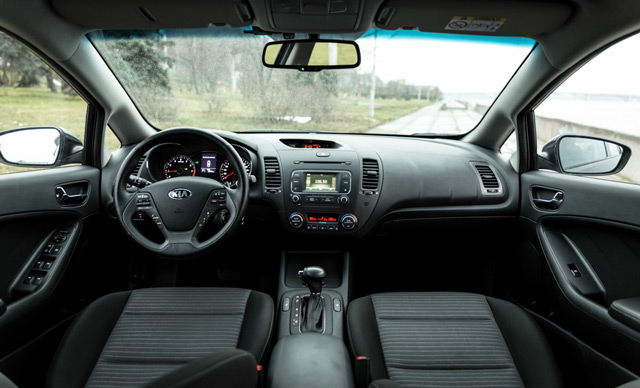 Салон автомобиля KIA Cerato удобные подлокотники и мягкие сиденья
