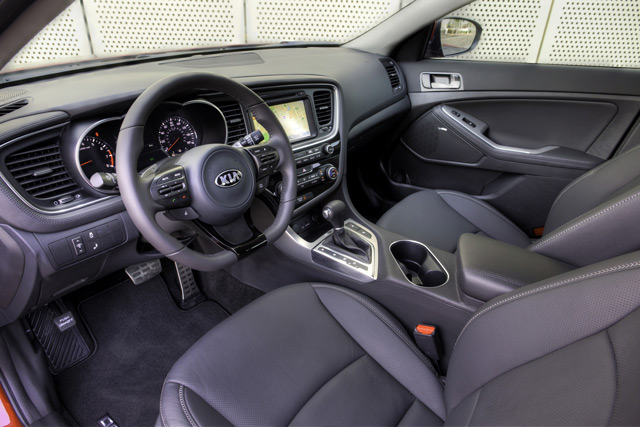 Салон KIA Optima Главным атрибутом салона KIA Optima является его удобные сиденья