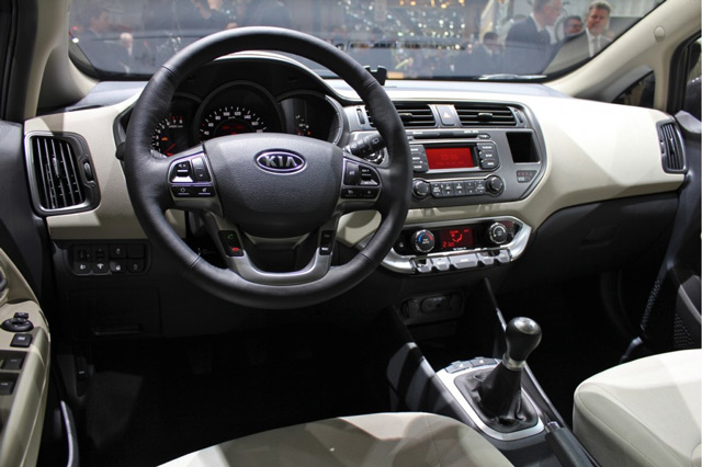 В салоне KIA Rio В салоне KIA Rio присутствуют классические элементы от корейского производителя в сочетании с современными тенденциями автомобилестроения