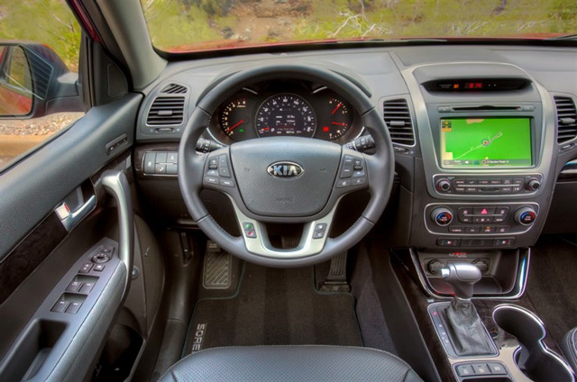 Автомобиль Kia Sorento может похвастаться большим списком удобств для водителя и пассажиров