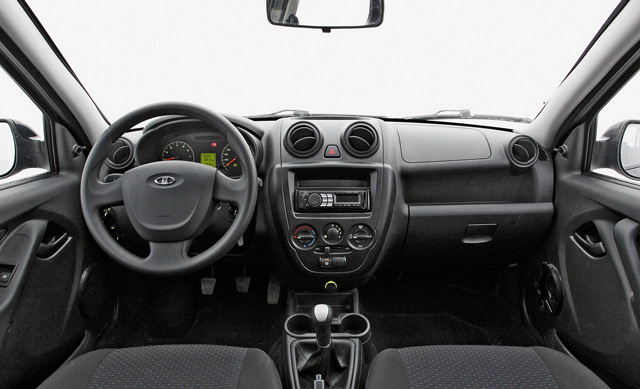 Отделка салона автомобиля Lada Granta сделана по всем канонам отечественного автопрома