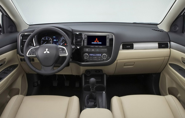 В салоне автомобиля Mitsubishi Outlander