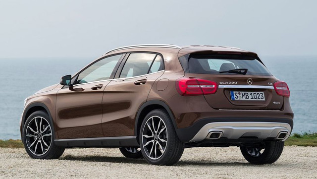 Автомобиль Мерседес GLA: вид сзади
