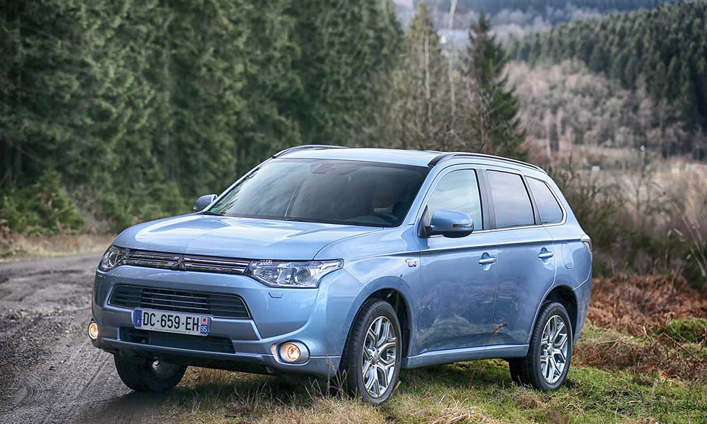 Mitsubishi Outlander на трассе 