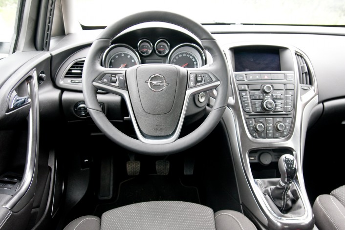В салоне автомобиля Opel Astra