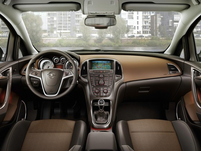 В салоне автомобиля Opel Astra