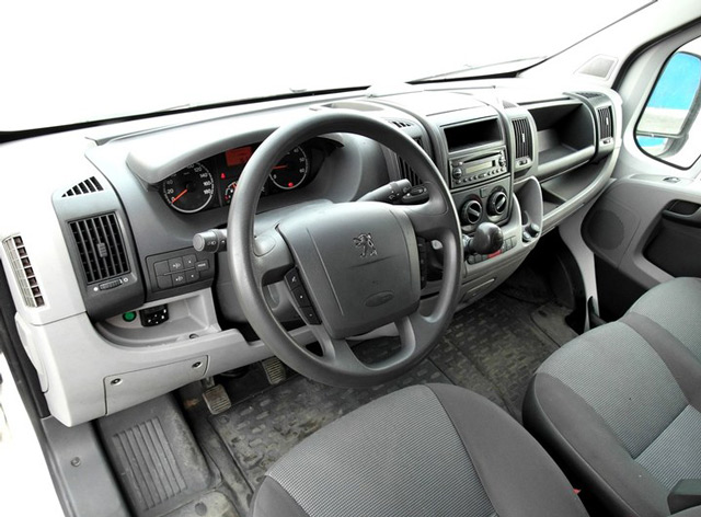 Peugeot Boxer салон В салоне автомобиля Peugeot Boxer появилось множество полезных новшеств