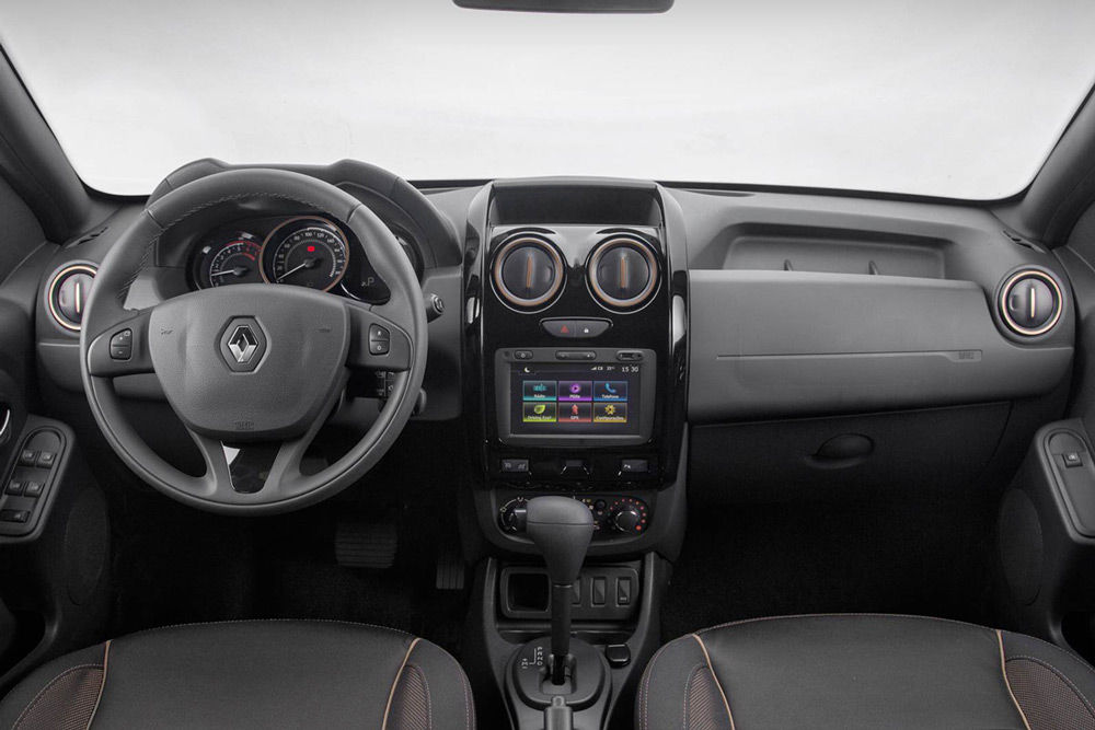 В салоне автомобиля Renault Duster