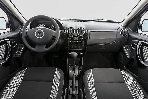 Салон Renault Sandero Недостатки в дизайне салона Renault Sandero компенсируются практичностью и комфортабельностью