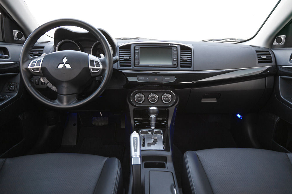 В салоне автомобиля Mitsubishi Lancer