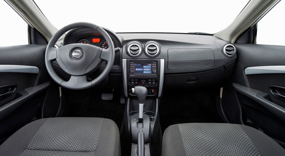 В салоне автомобиля Nissan Almera