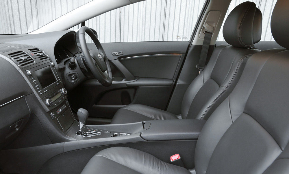 В салоне автомобиля Toyota Avensis