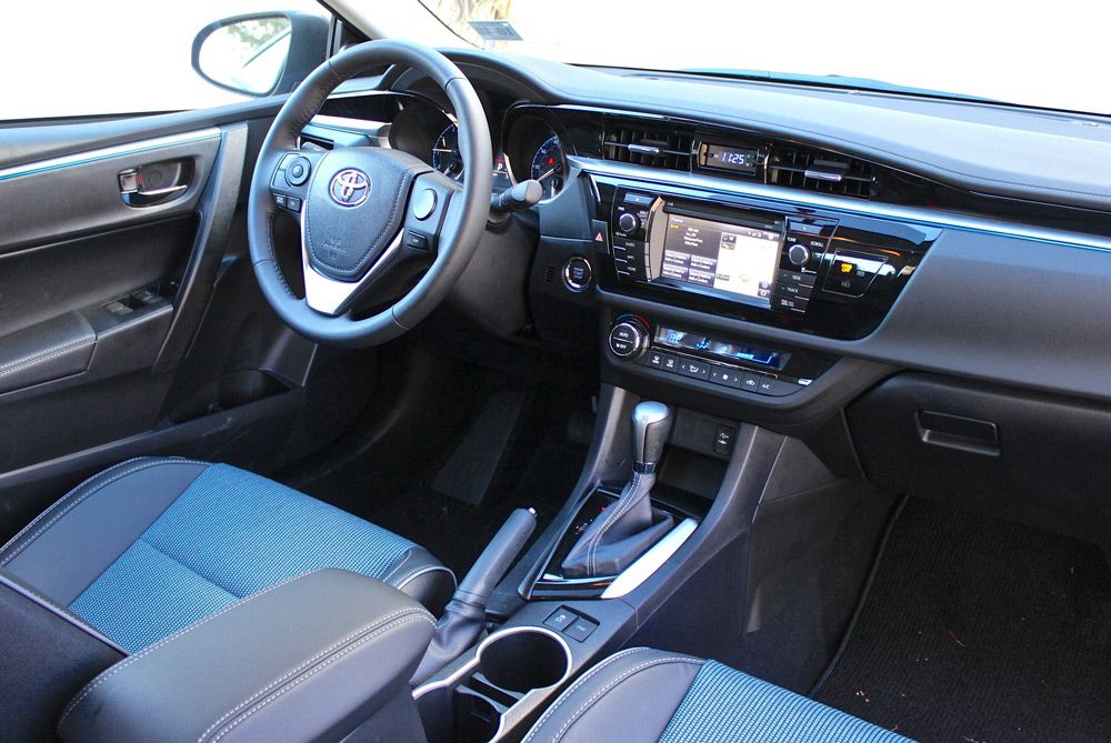 В салоне автомобиля Toyota Corolla